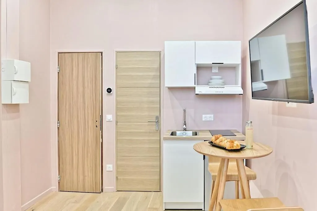 Petit Studio Confortable & Tranquille Paris 17Eme 0*,  France