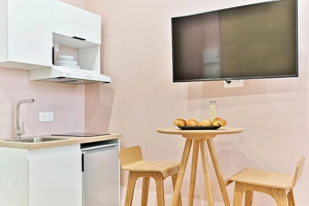 Petit Studio Confortable & Tranquille Paris 17Eme France