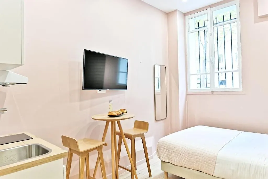 Petit Studio Confortable & Tranquille Paris 17Eme France